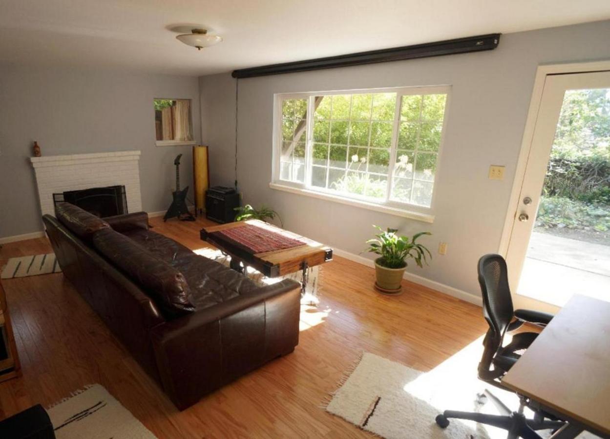 Large 1 Bedroom Apartment, Home Theater, Fireplace Berkeley Luaran gambar